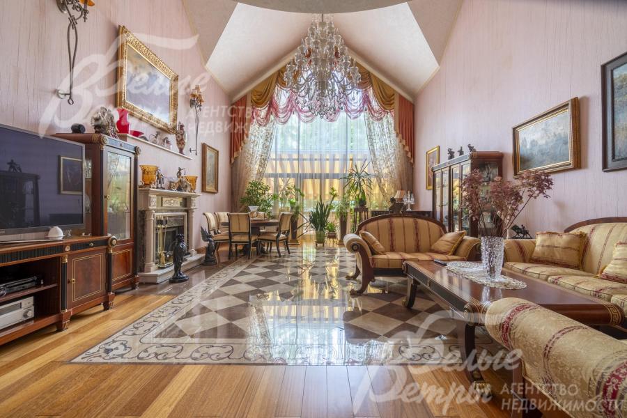 Двухсветная гостиная в классическом стиле с панорамным остеклением