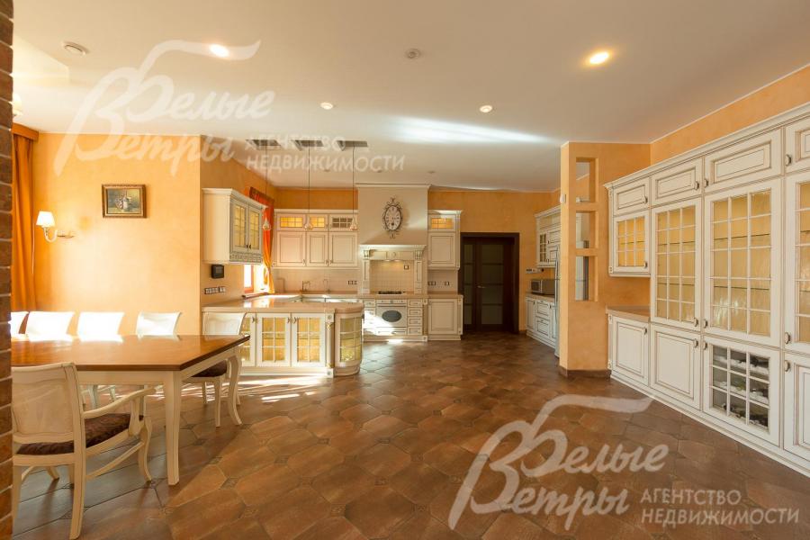 кухня Verona (Италия) категории премиум, из массива дерева (12 погонных метров), молочного цвета, с витражами