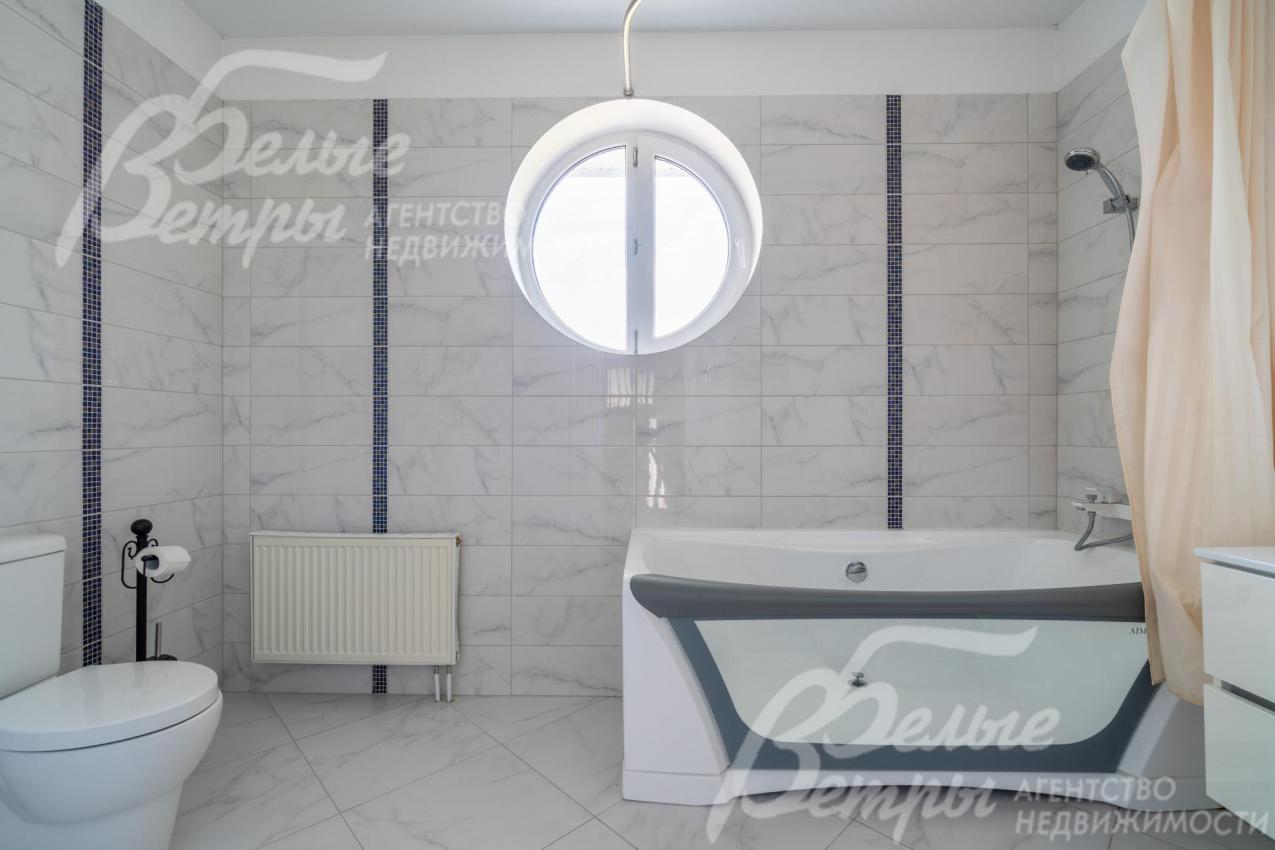 Санузел на втором этаже в светло-серых оттенках с ванной-джакузи