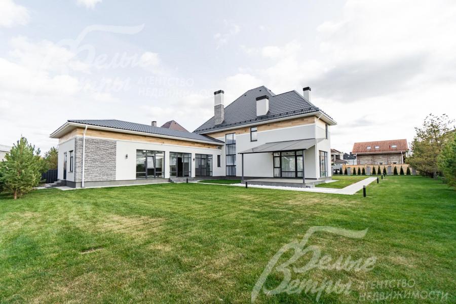 Вокруг дома выполнен ливневый дренаж