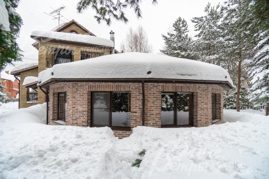 Кирпичный дом в классическом стиле с элементами замковой архитектуры, полностью готовый к заселению