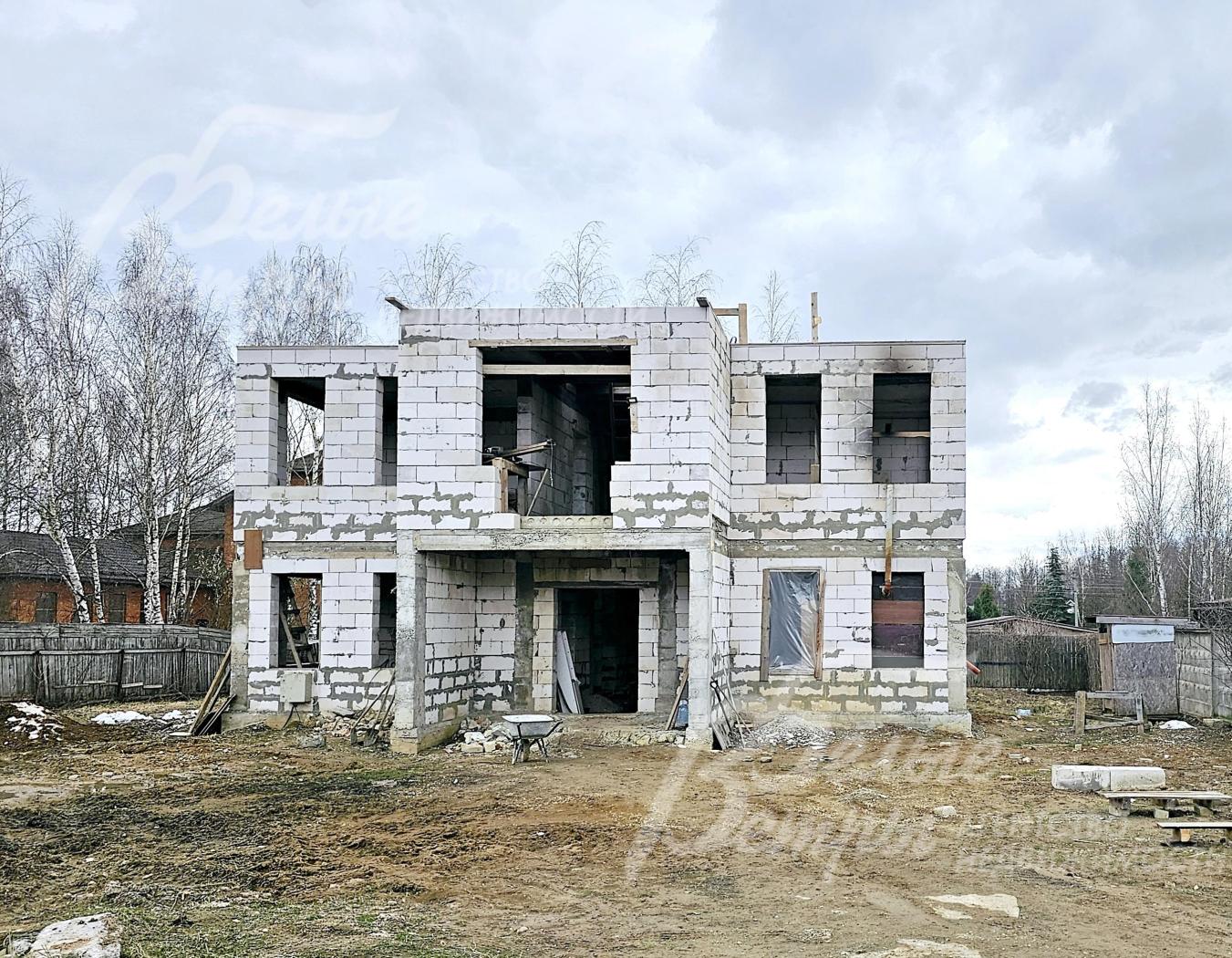 Дом - без отделки, что даёт полную свободу для реализации дизайнерских идей