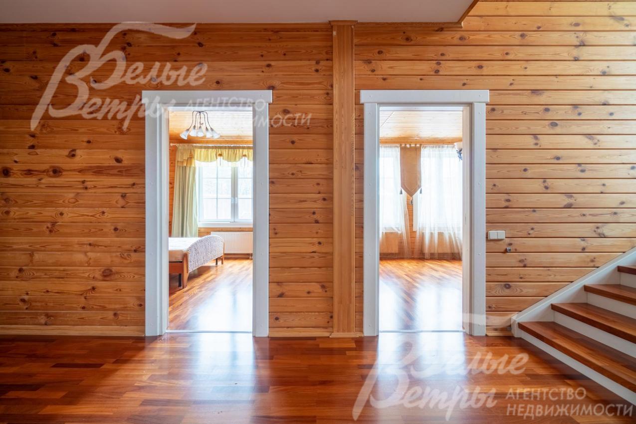 Двери в основном доме - из массива дуба (на фотографии - вход в кабинет и спальню)