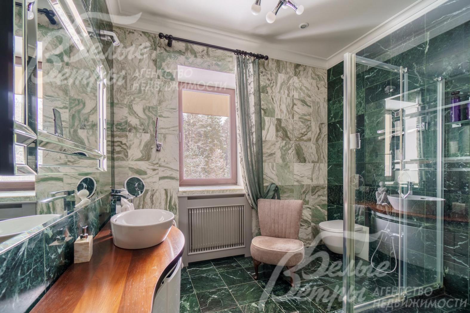 В санузле при Главной мастер-спальне в отделке сочетание мрамора Venezia Green и India Green (светлый с зелеными прожилками и зеленый).