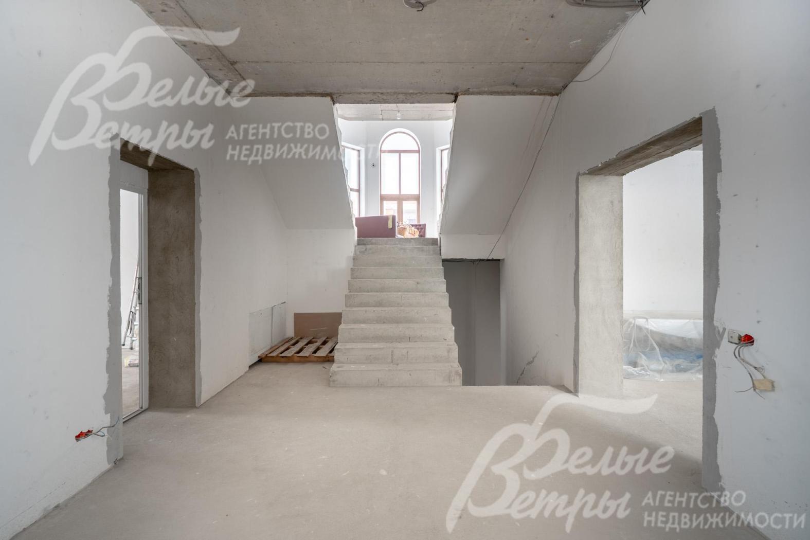 На цокольном этаже вместе со спа-зоной запланирована просторная комната отдыха, множество подсобных помещений, в том числе холодный подвал и погреб