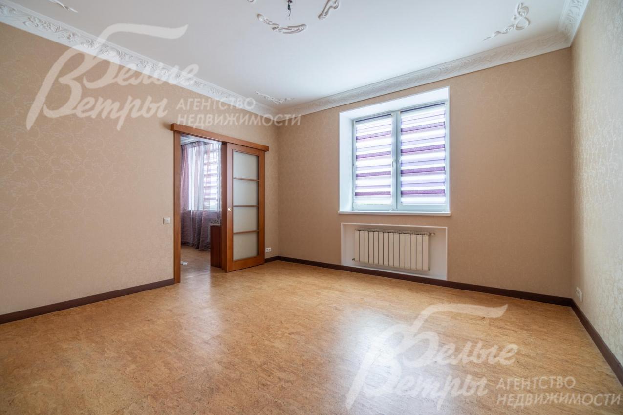 Кабинет на втором этаже с отделкой в бежево-коричневых оттенках