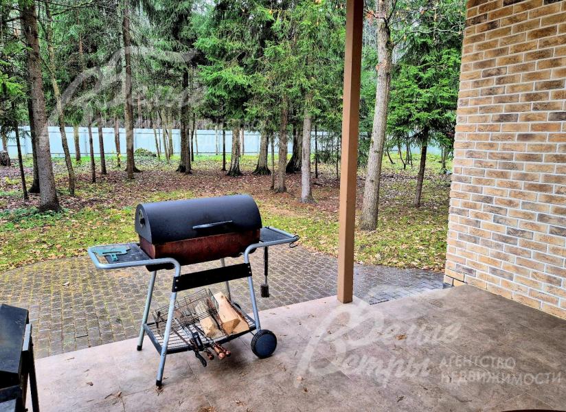 Зона барбекю с шикарным видом на лесной участок