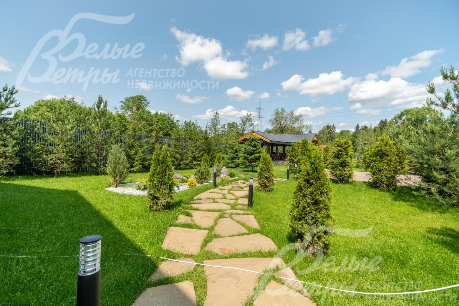 Дорожки на участке вымощены камнем, установлено уличное освещение