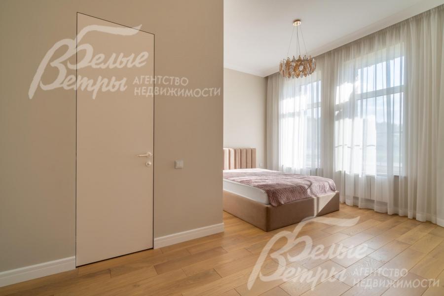 Спальня на втором этаже с кроватью и собственным санузлом