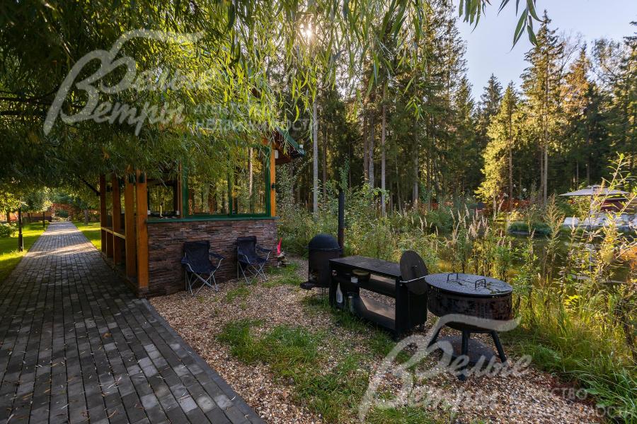 На участке стоит крытая летняя кухня с мангальной зоной