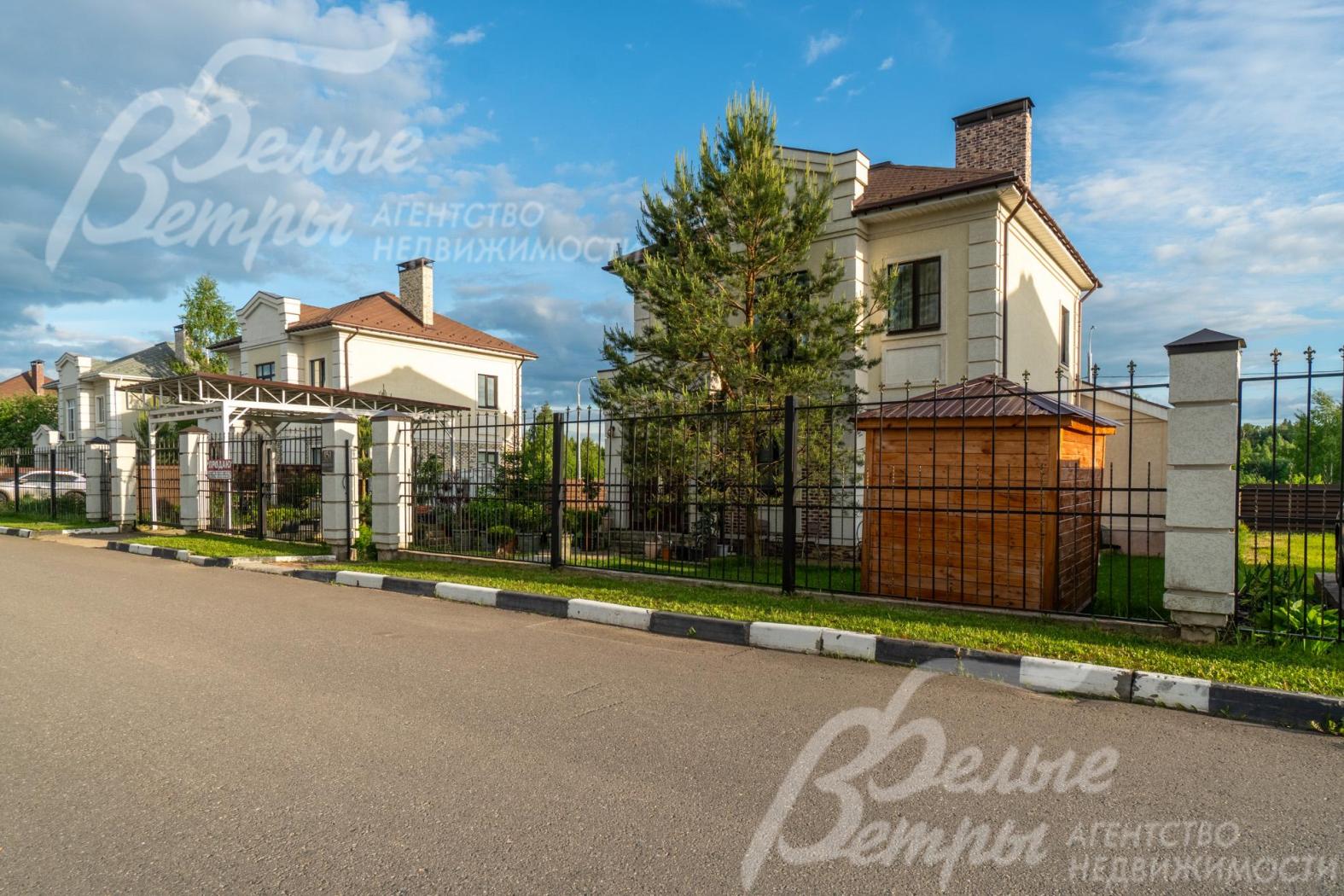 На участке у въезда построен капитальный навес для двух автомобилей 