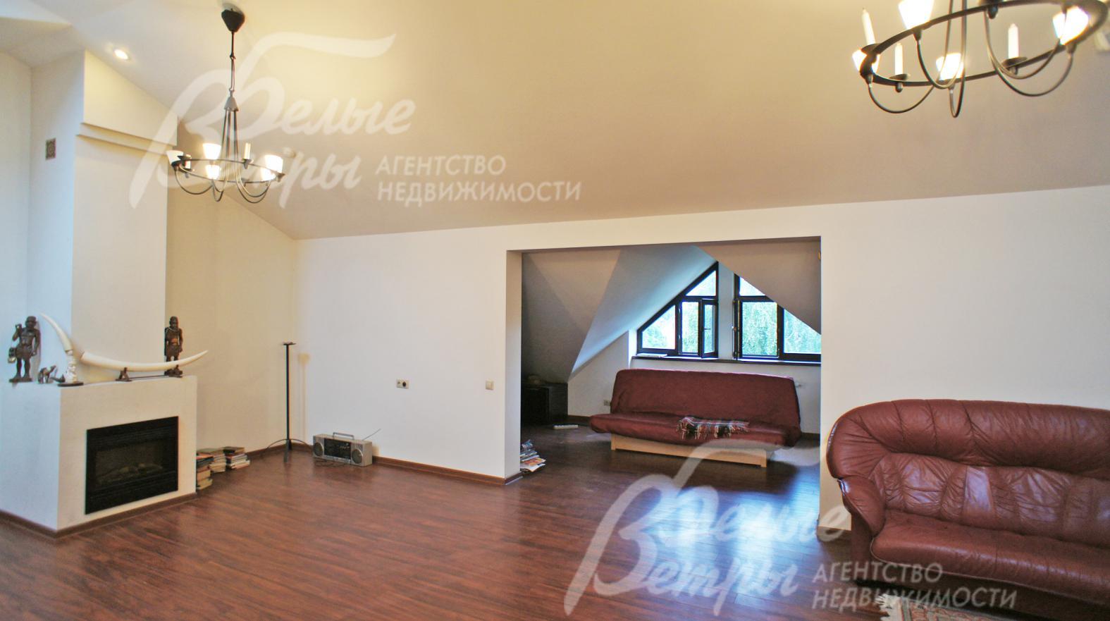 Комната свободной планировки на мансардном этаже с электро-камином, со спальной зоной и зоной библиотеки