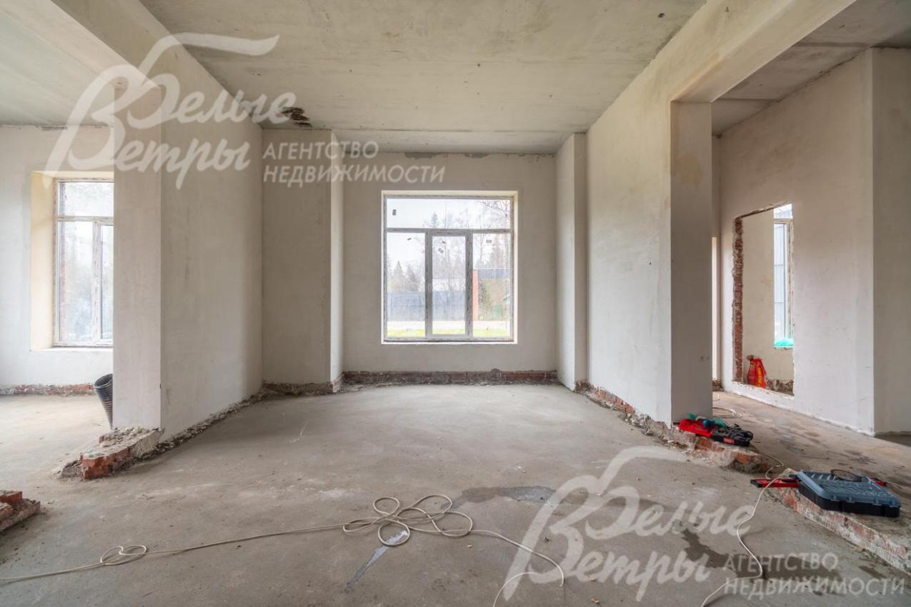 Все межкомнатные стены возведены и оштукатурены, сделана черновая стяжка пола