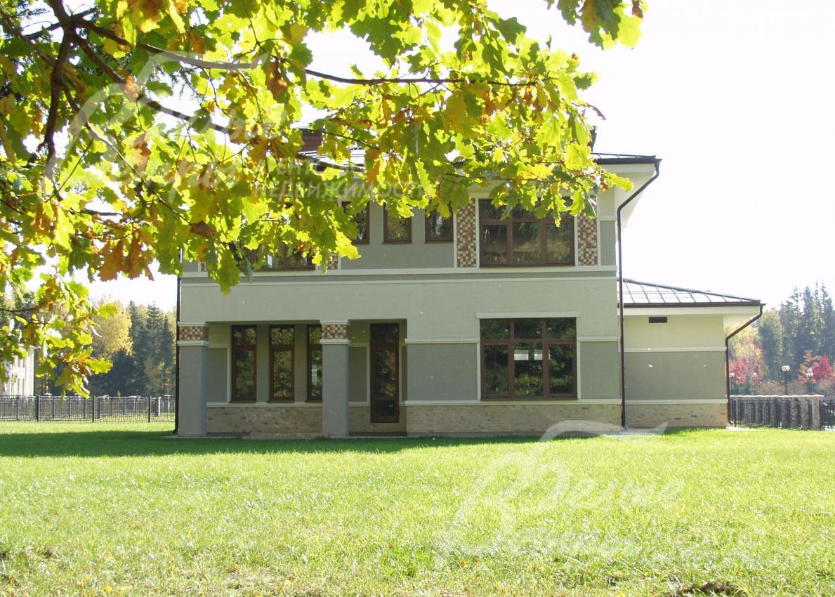 Участок около леса, с множеством лесных деревьев и кустарников по одной стороне