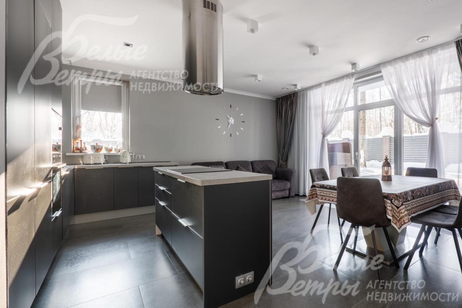 Кухня-столовая. Установлен встроенный кухонный гарнитур с островом, обеденная группа