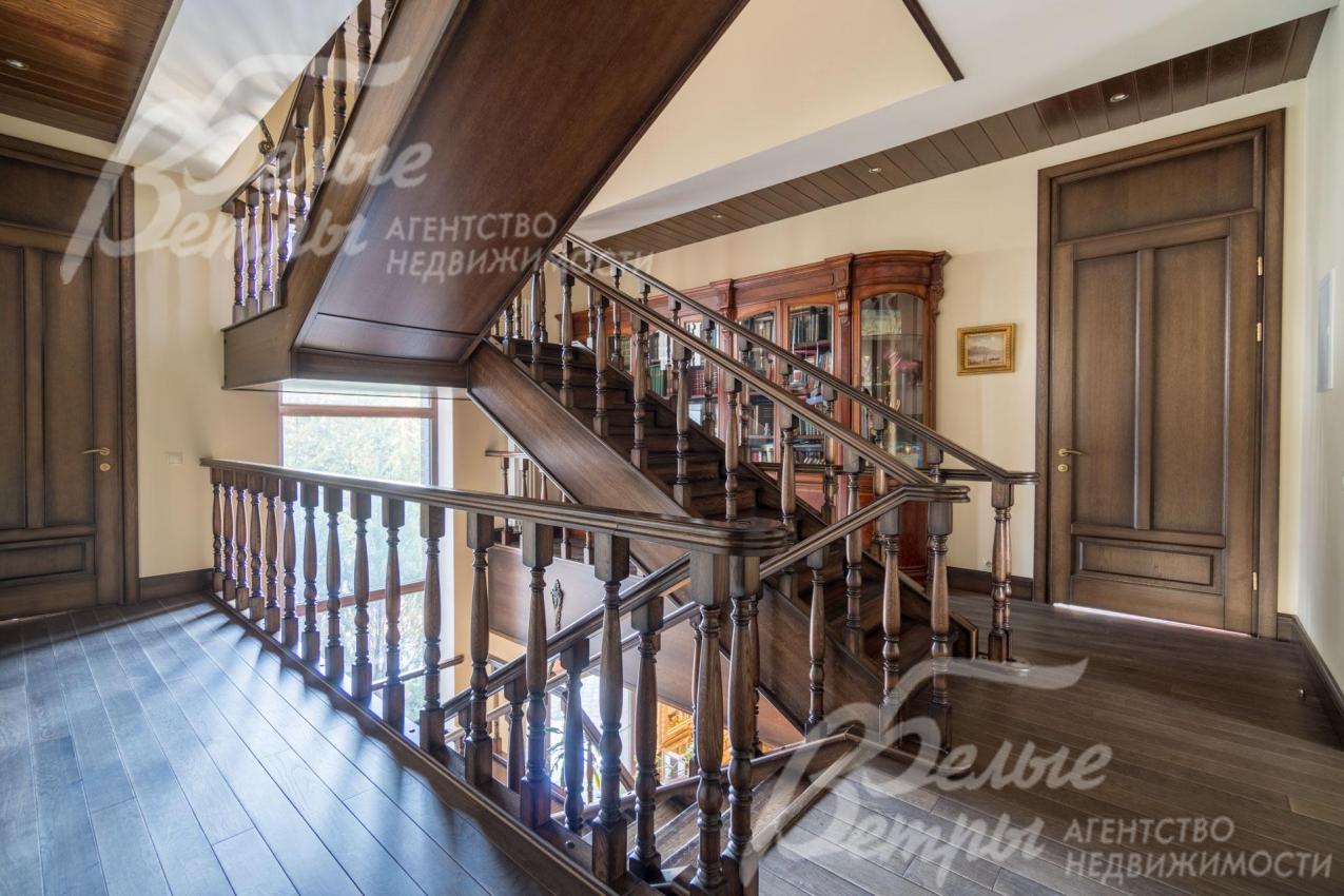 Холл второго этажа - лестница ведёт на мансардный этаж