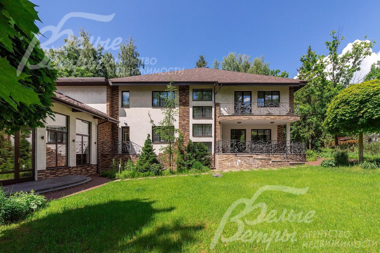 Дом с дизайнерской отделкой на участке площадью 50 соток в коттеджном поселке Фрунзевец