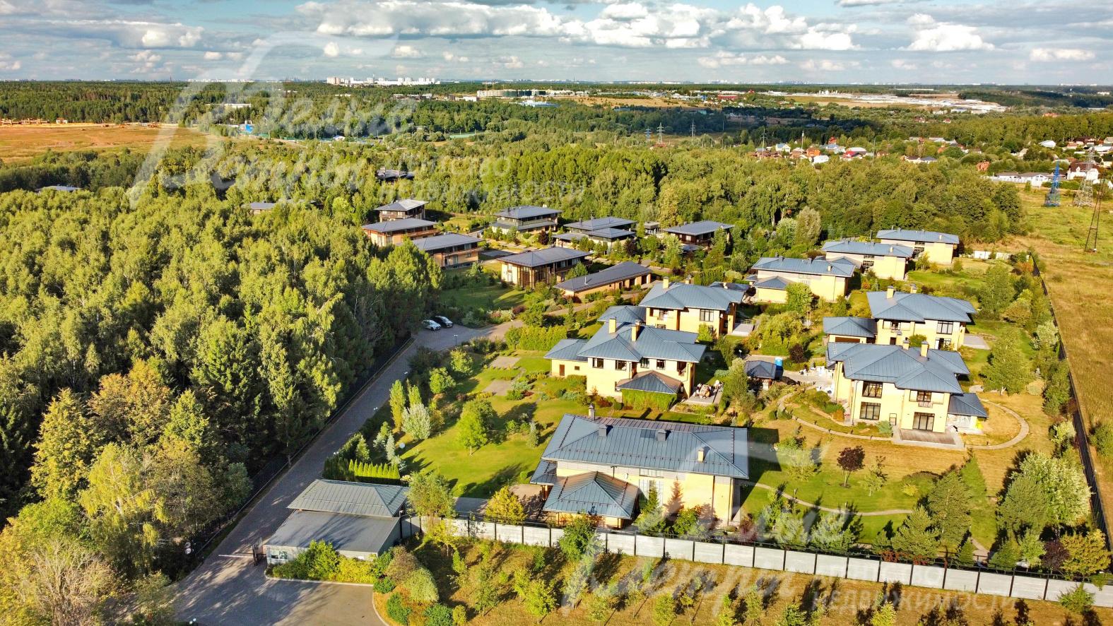 Дома в поселке Варварино эко выстроены в едином архитектурном стиле.