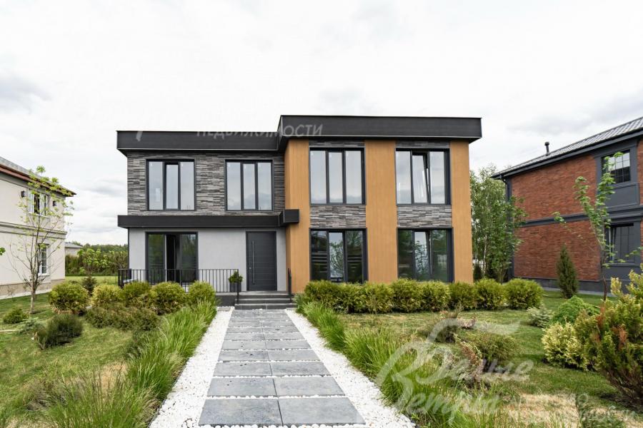 Дом выполнен в архитектурном стиле Фрэнка Райта