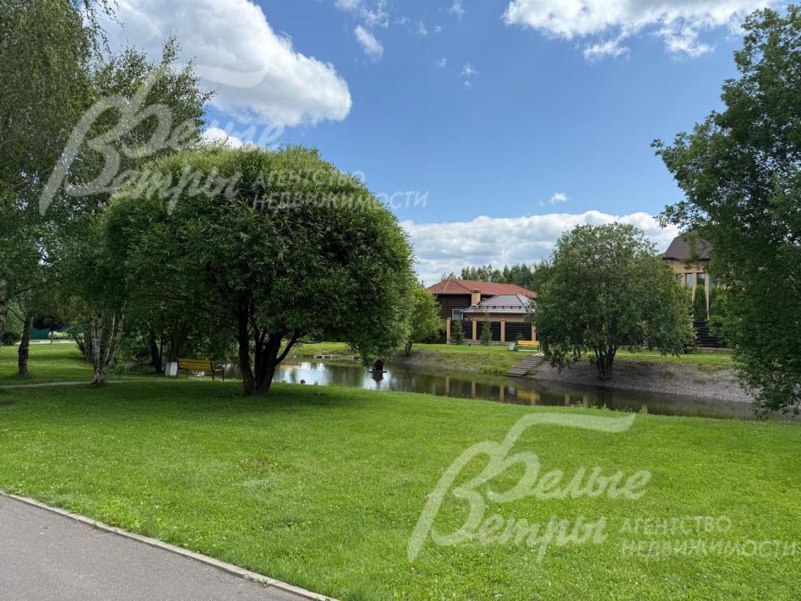 Просторный ровный участок, примыкающий к лесу, последний в лучшей локации известного коттеджного посёлка