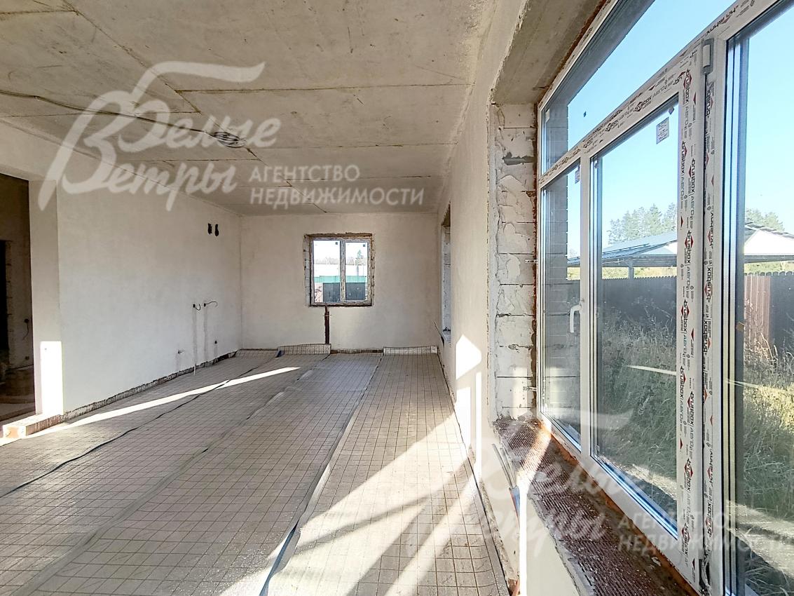 Стены оштукатурены, выполнена черновая стяжка пола, установлены стеклопакеты