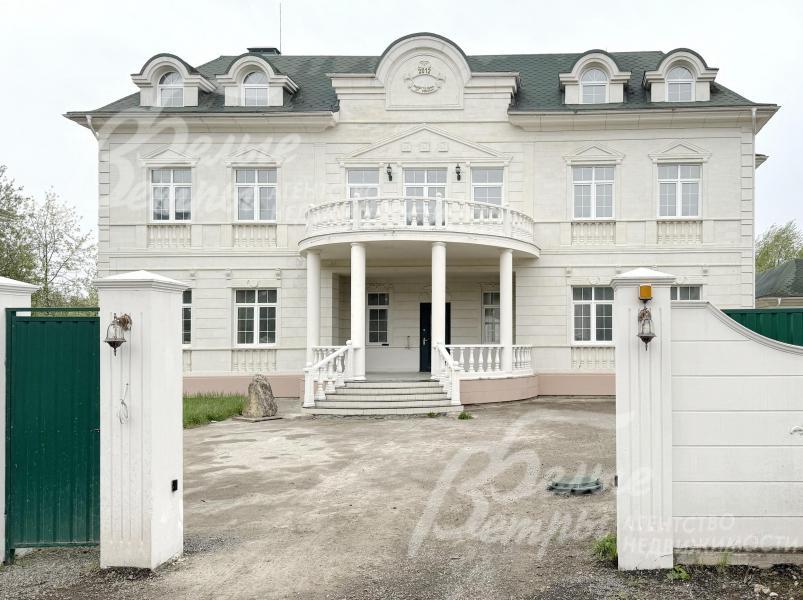 Усадебный ансамбль стоит на огороженном участке: по фасаду - каменный забор, облицованный искусственным камнем в едином стиле со строениями