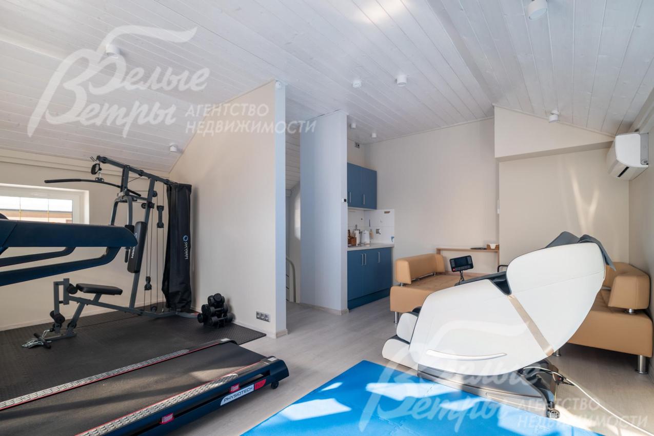 Рядом со спортзалом - небольшая кухня-гостиная с диванами и мойкой