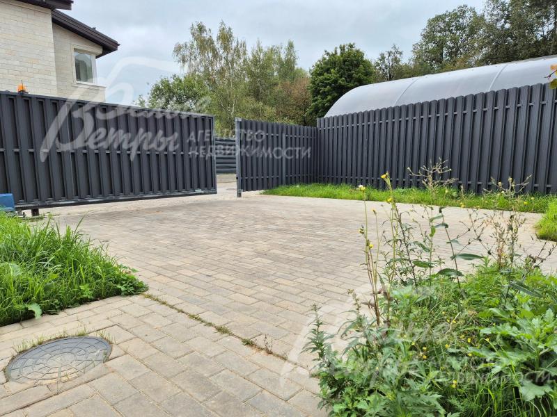 Мощенная парковка для стоянки авто.