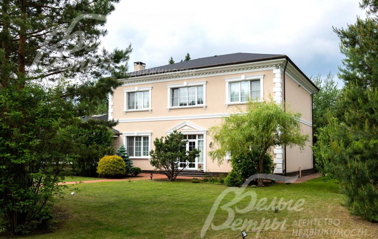 Изящная отделка внешних стен декоративной штукатуркой с рустовкой, замковым камнем, сандриками.