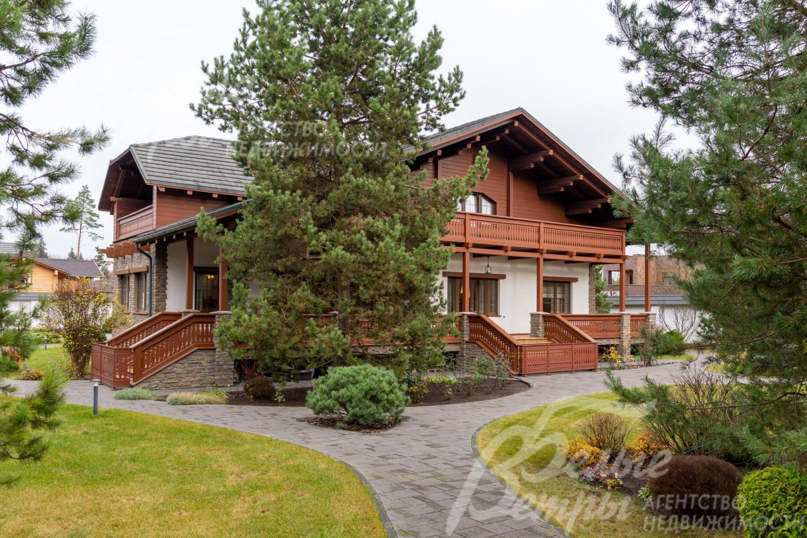 На участке растут корейская кедровая сосна, орешник, можжевельник, голубые ели