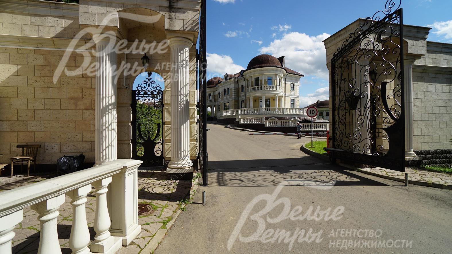 Административное здание 900 кв.м в поселке Идиллия, где располагаются аптека, минимаркет и химчистка