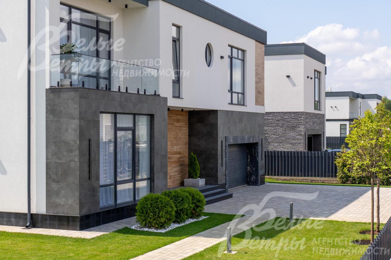 Внешние стены дома отделаны штукатуркой, цоколь - керамогранитом Porcelanosa, на цоколе и крыльце – натуральный гранит