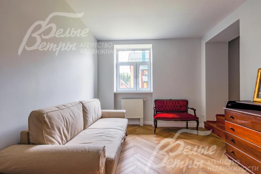 В кабинете на первом этаже есть диван, письменный стол, кушетка и комод