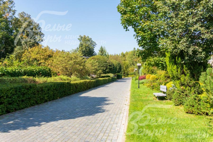 Прогулочные зоны с лавочками и освещением.