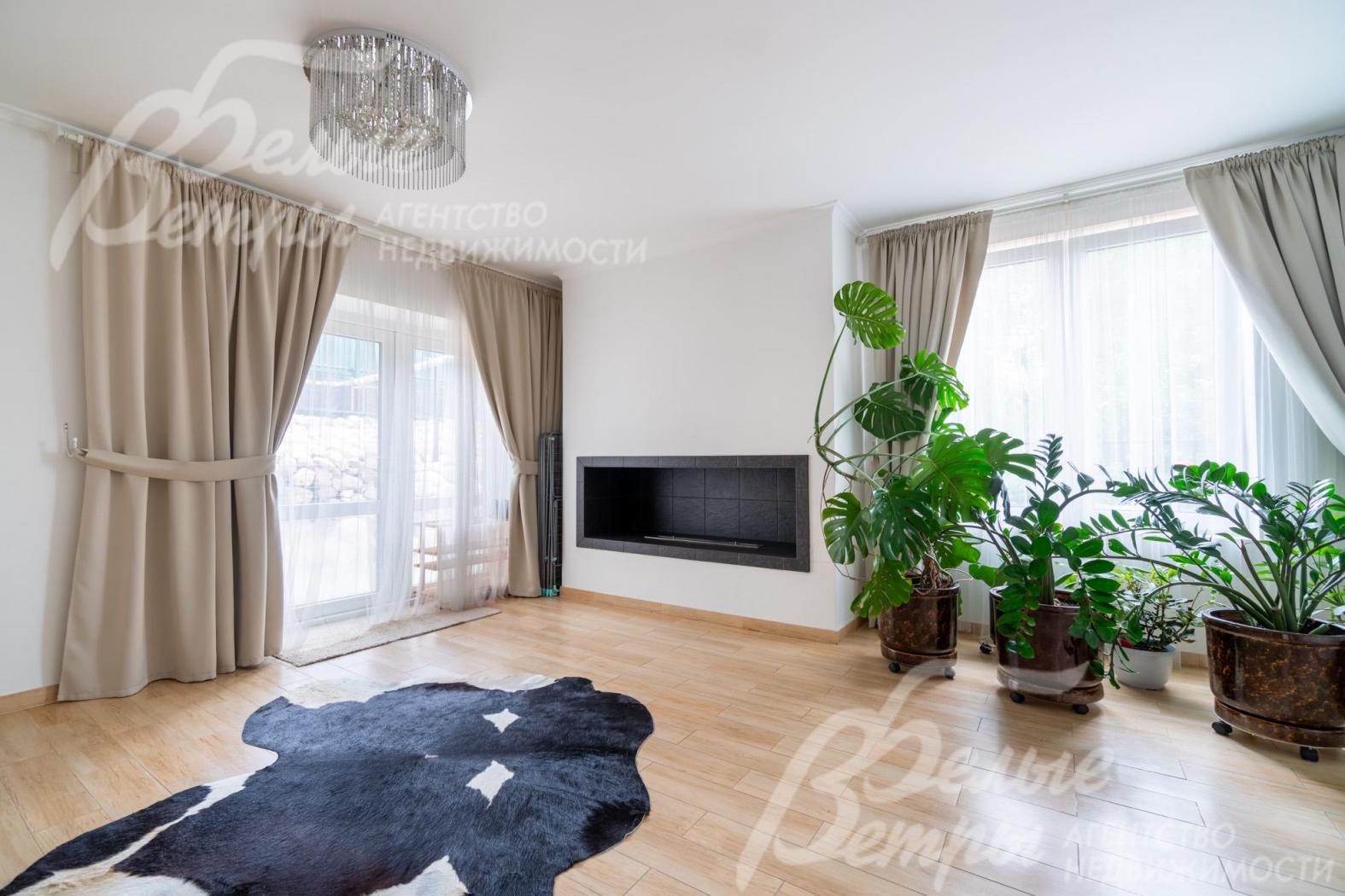 Просторный холл на втором этаже с биокамином 