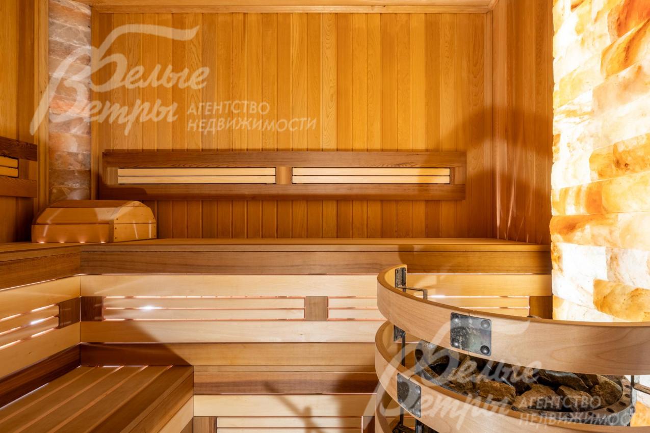 На первом этаже находится сауна с солевым панно