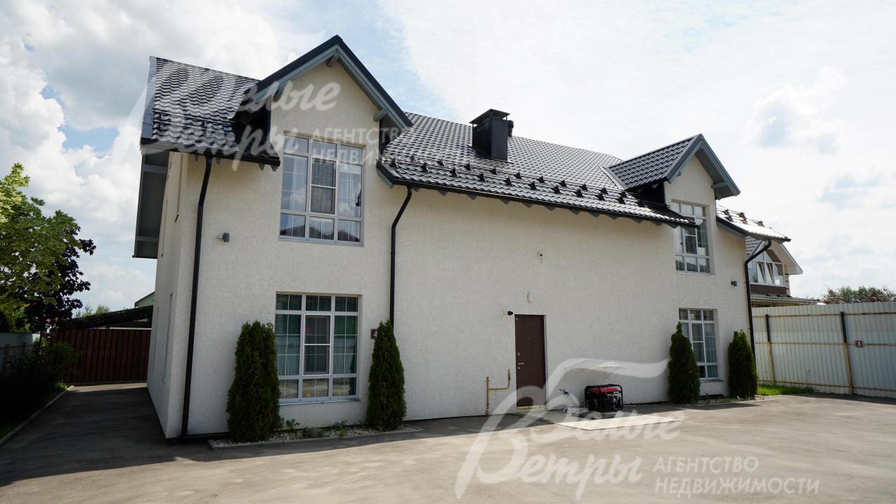 Дом стоит на заасфальтирован под парковку участке 6,5 соток с мангальной зоной