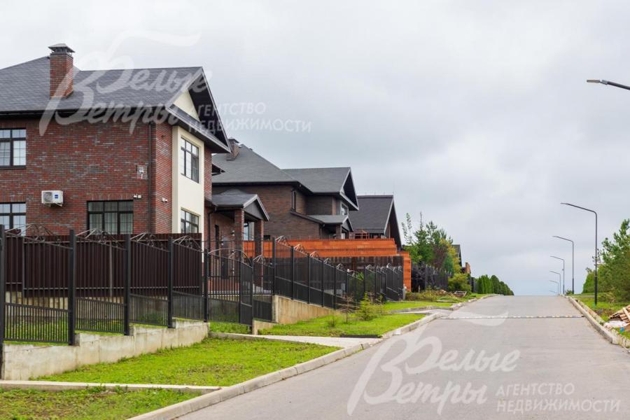 Широкие, освещенные, асфальтовые дороги в поселке Ильичевка