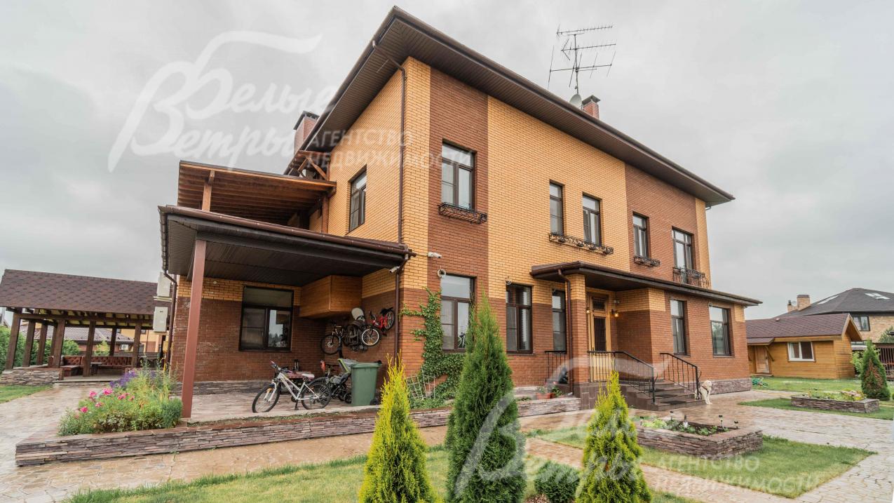 Дом облицован кирпичом, цоколь - натуральным камнем