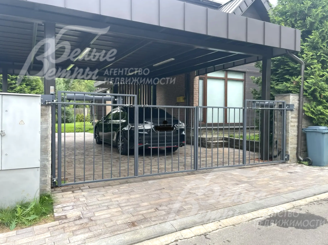 К дому примыкает навес для стоянки двух авто