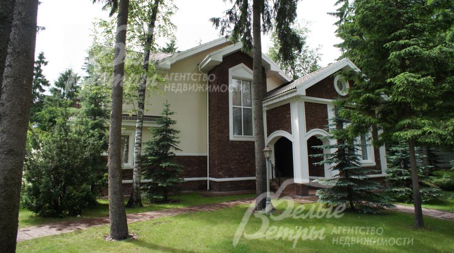 Дом с камином на лесном участке