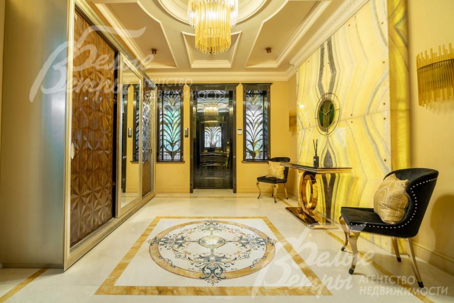 Холл 1-го этажа. В премиальной отделке дома сочетаются натуральный оникс, мрамор, травертин