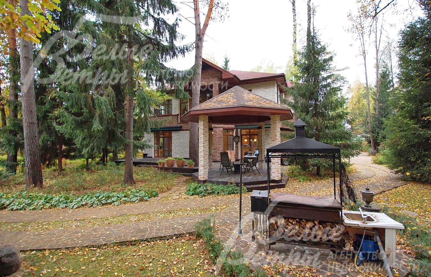 Крытая беседка и барбекю с летней кухней на участке