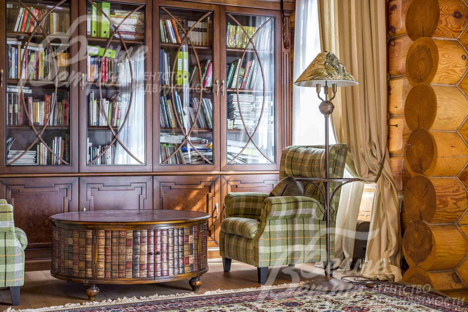 Библиотечная зона с 2-мя креслами и столом из дуба, отделанным шпоном корня туи