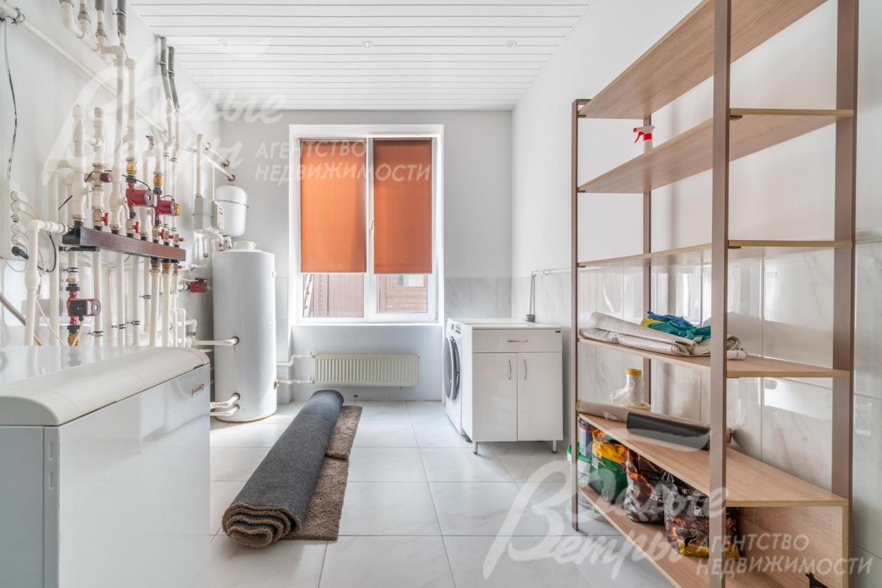 Котельная на 1-м этаже со стиральной машиной и стеллажом