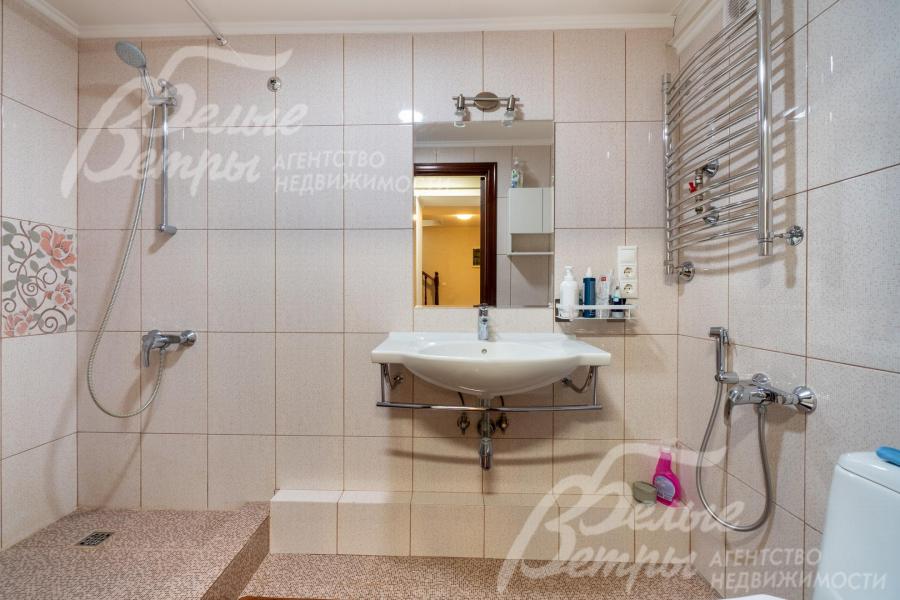 Все санузлы полностью укомплектованы сантехникой