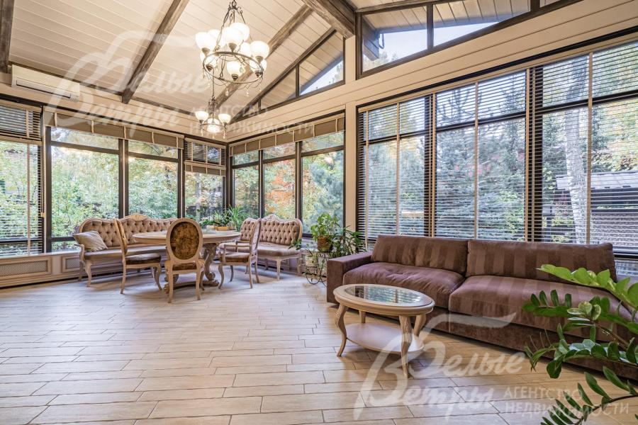 Столовая-гостиная с панорамным остеклением