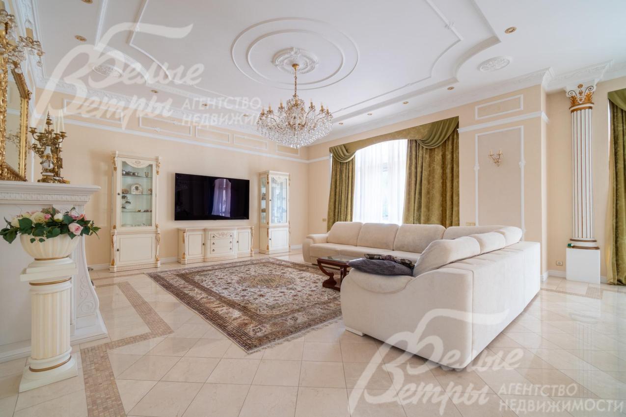 В доме выполнена отделка из дорогостоящих натуральных материалов, выдержанная в едином классическом стиле