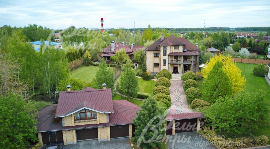 Комплекс строений на участке площадью 52 сотки в охраняемом коттеджном поселке Озерный