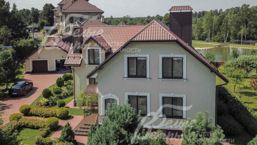 Дом с мебелью на участке площадью 25 соток в охраняемом коттеджном поселке Европейская долина